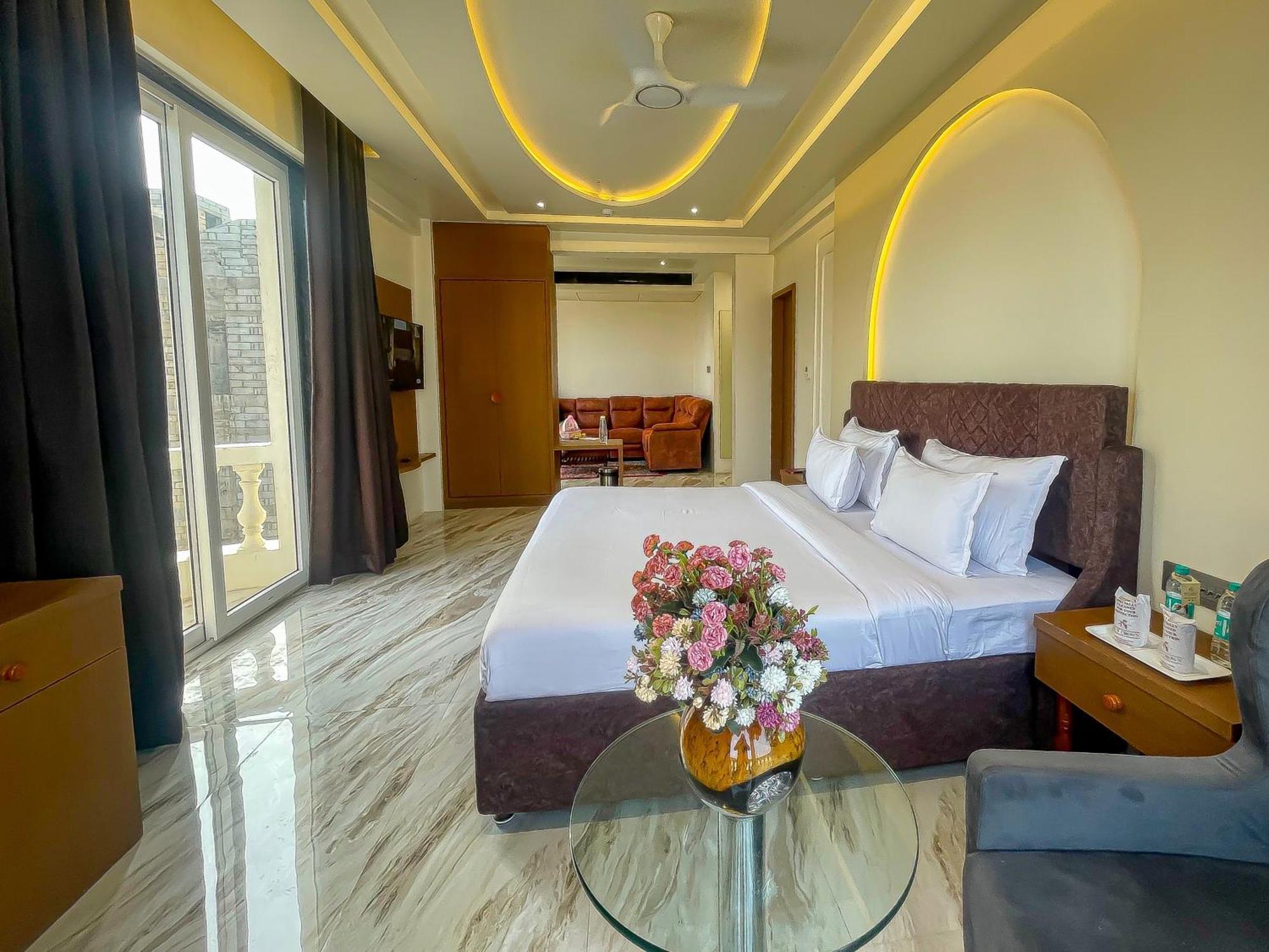 The S Crown Somnath Hotel Ngoại thất bức ảnh