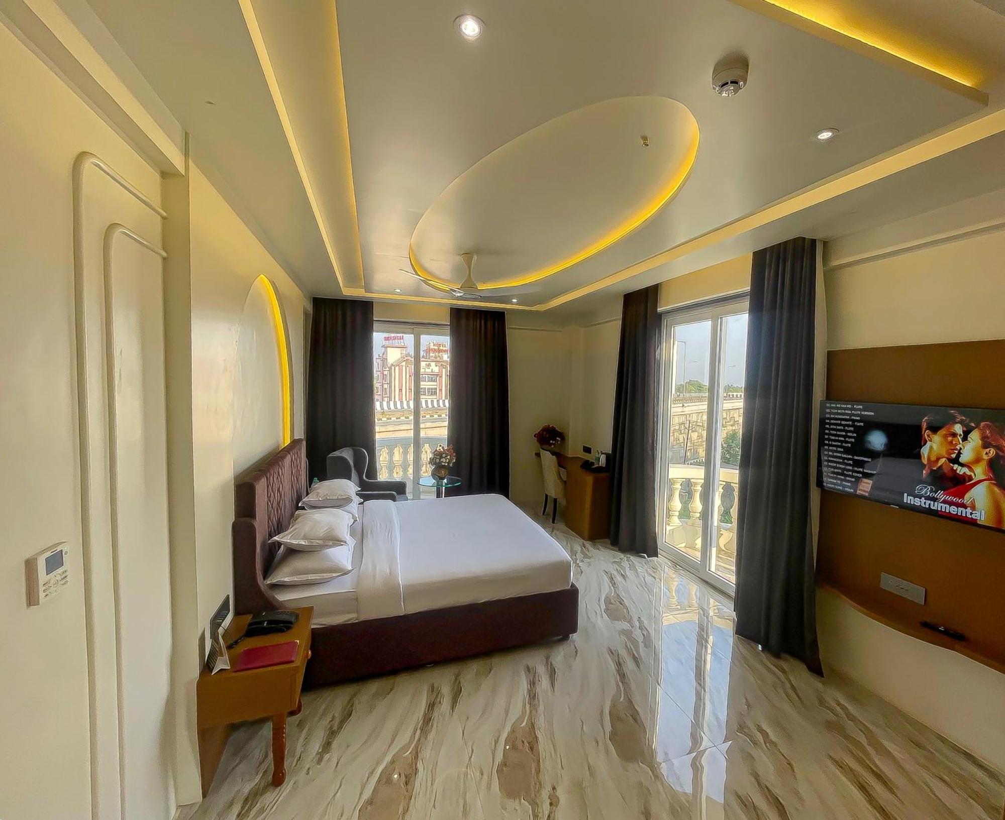 The S Crown Somnath Hotel Ngoại thất bức ảnh