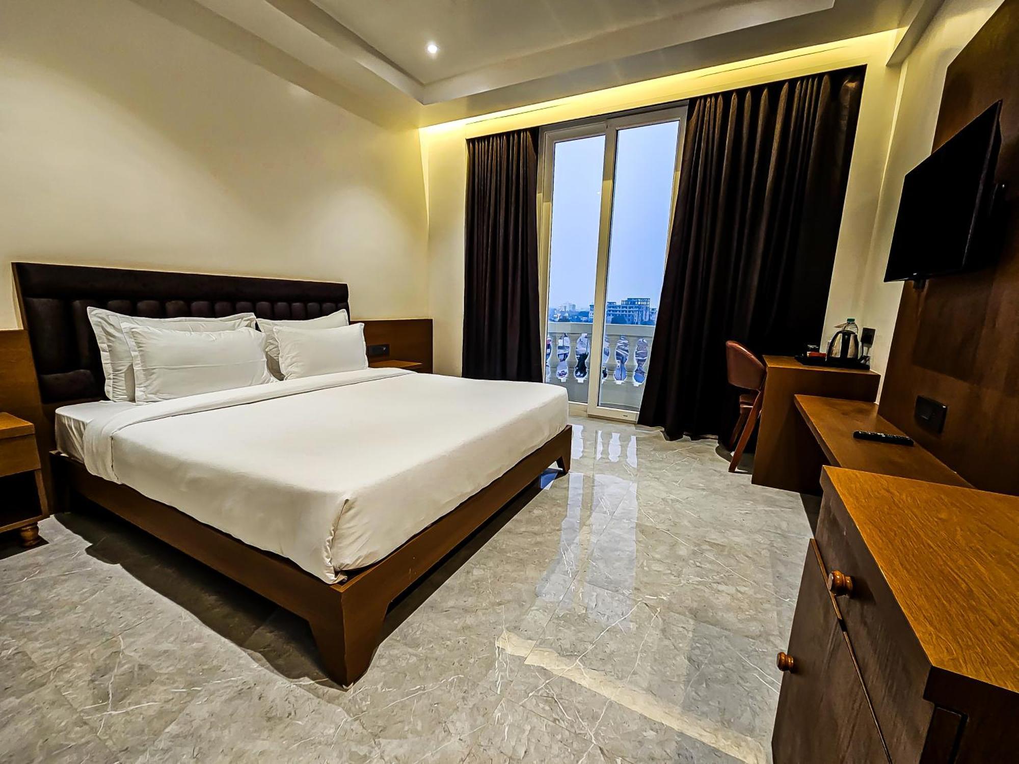 The S Crown Somnath Hotel Ngoại thất bức ảnh