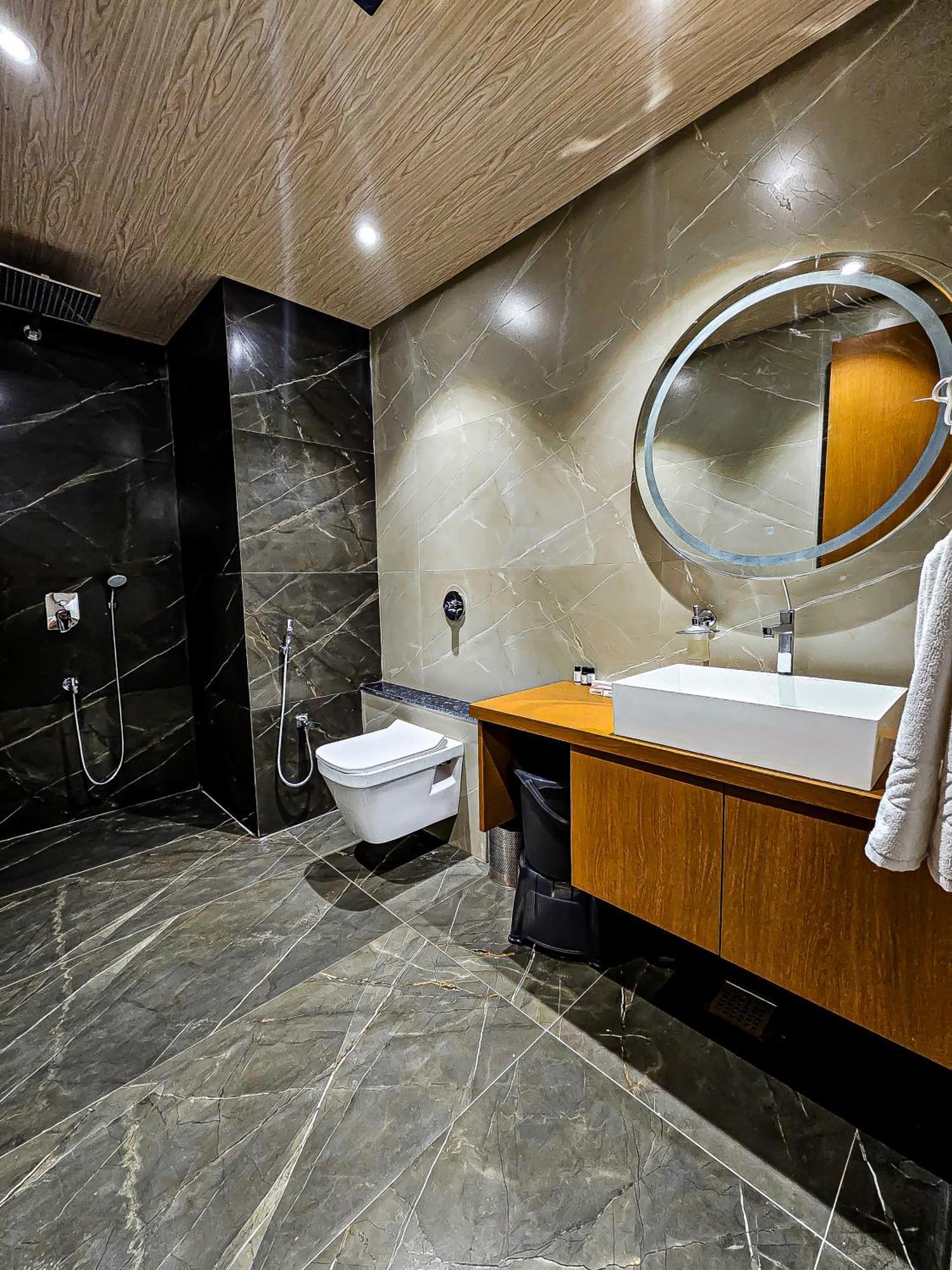 The S Crown Somnath Hotel Ngoại thất bức ảnh