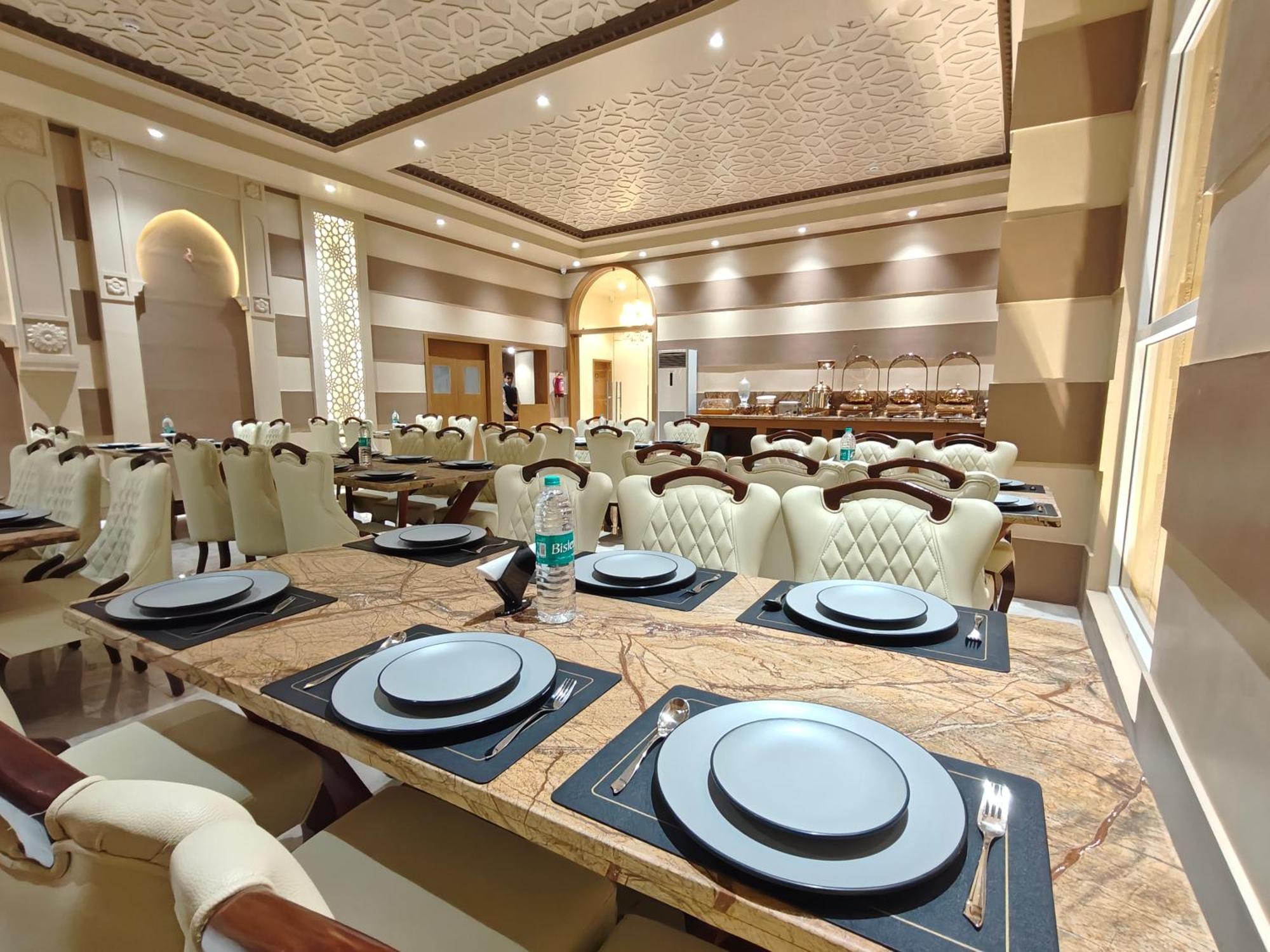 The S Crown Somnath Hotel Ngoại thất bức ảnh