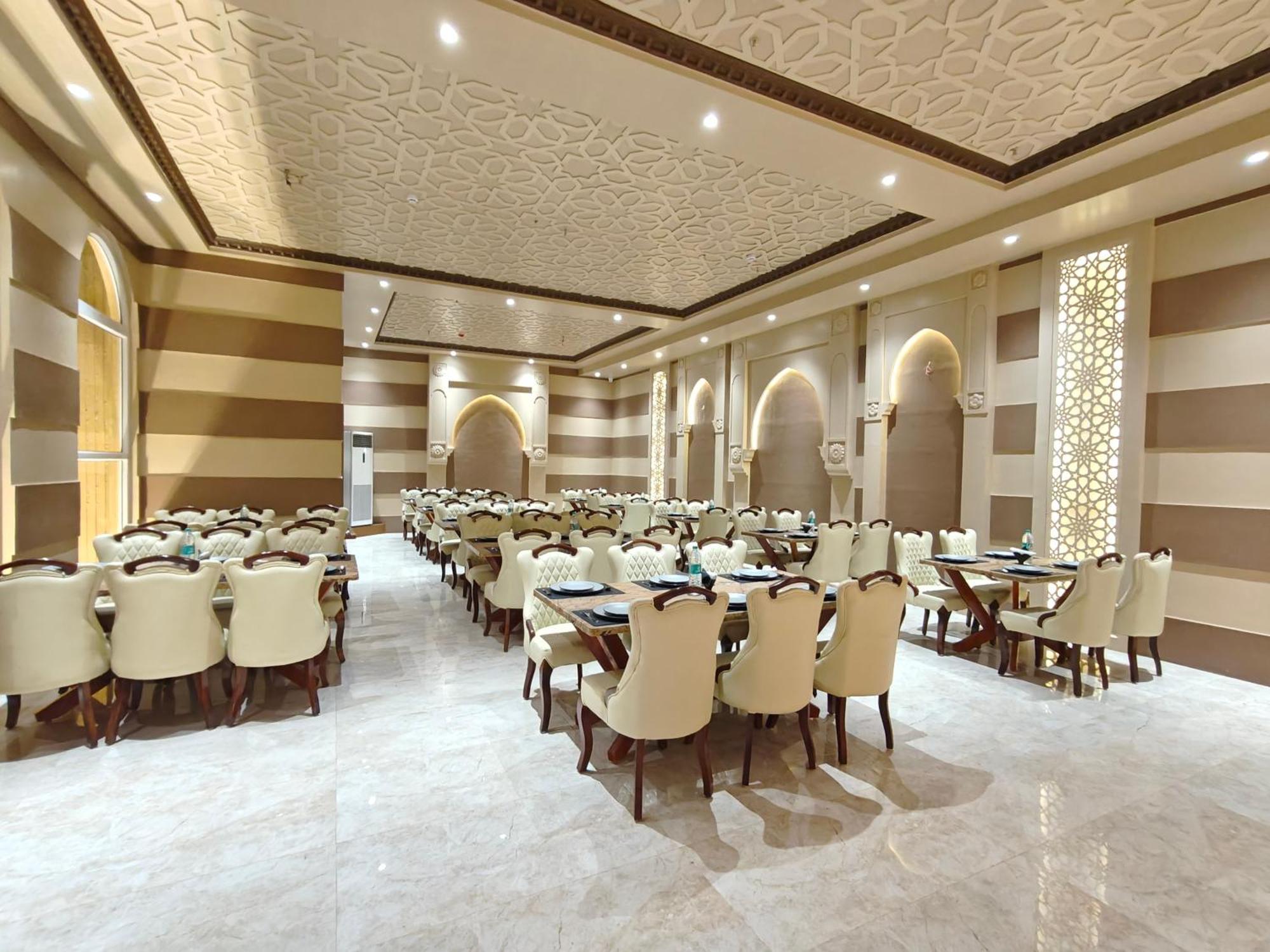 The S Crown Somnath Hotel Ngoại thất bức ảnh