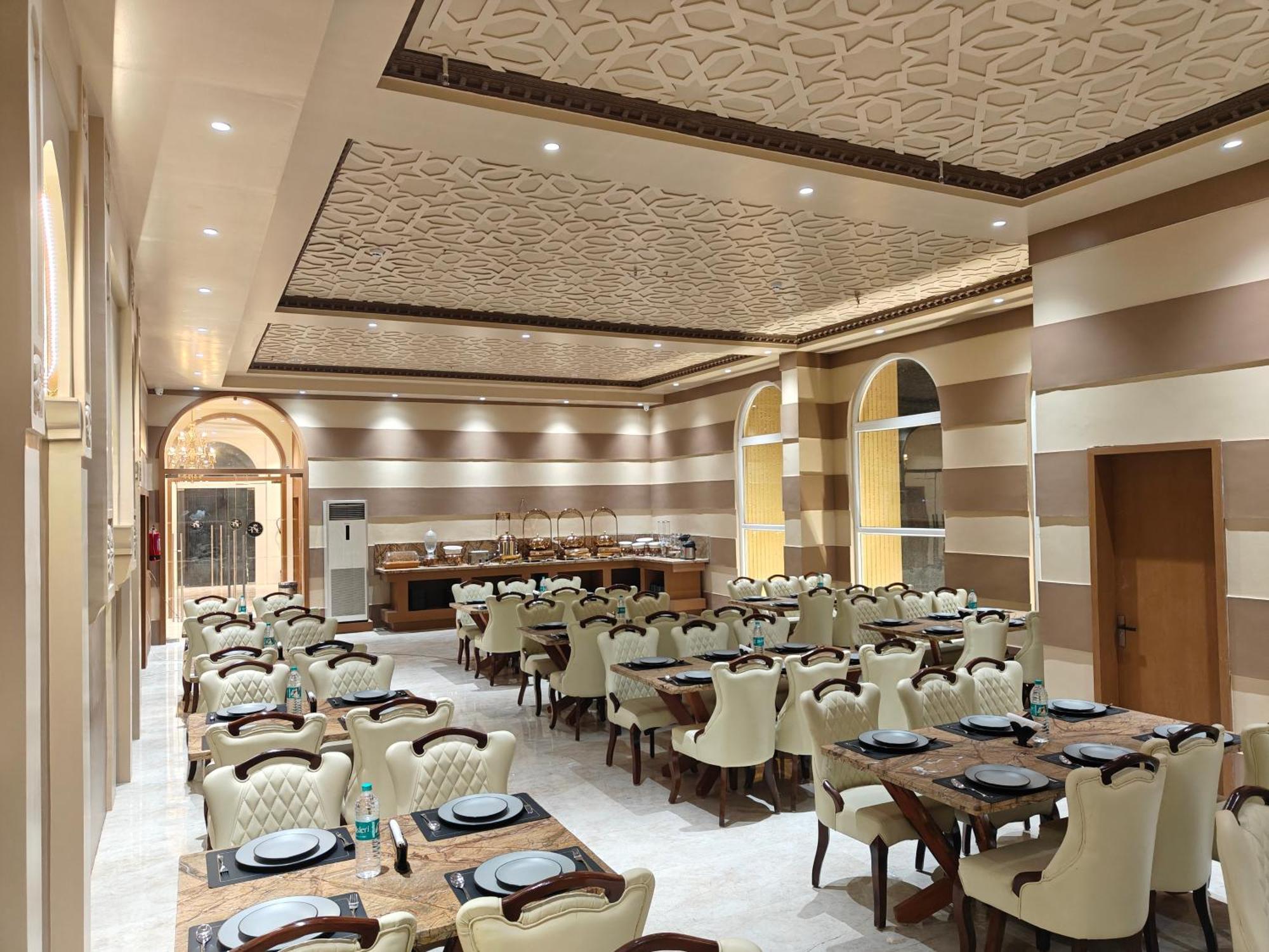The S Crown Somnath Hotel Ngoại thất bức ảnh