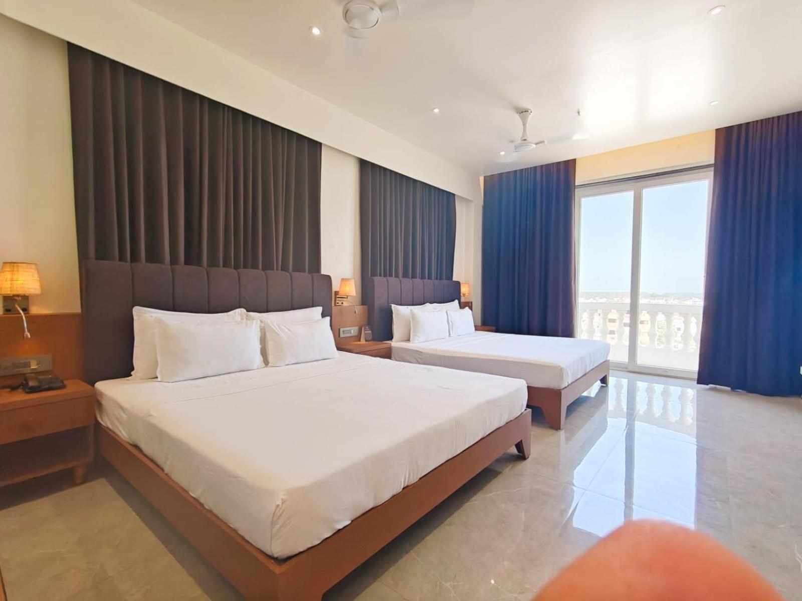 The S Crown Somnath Hotel Ngoại thất bức ảnh
