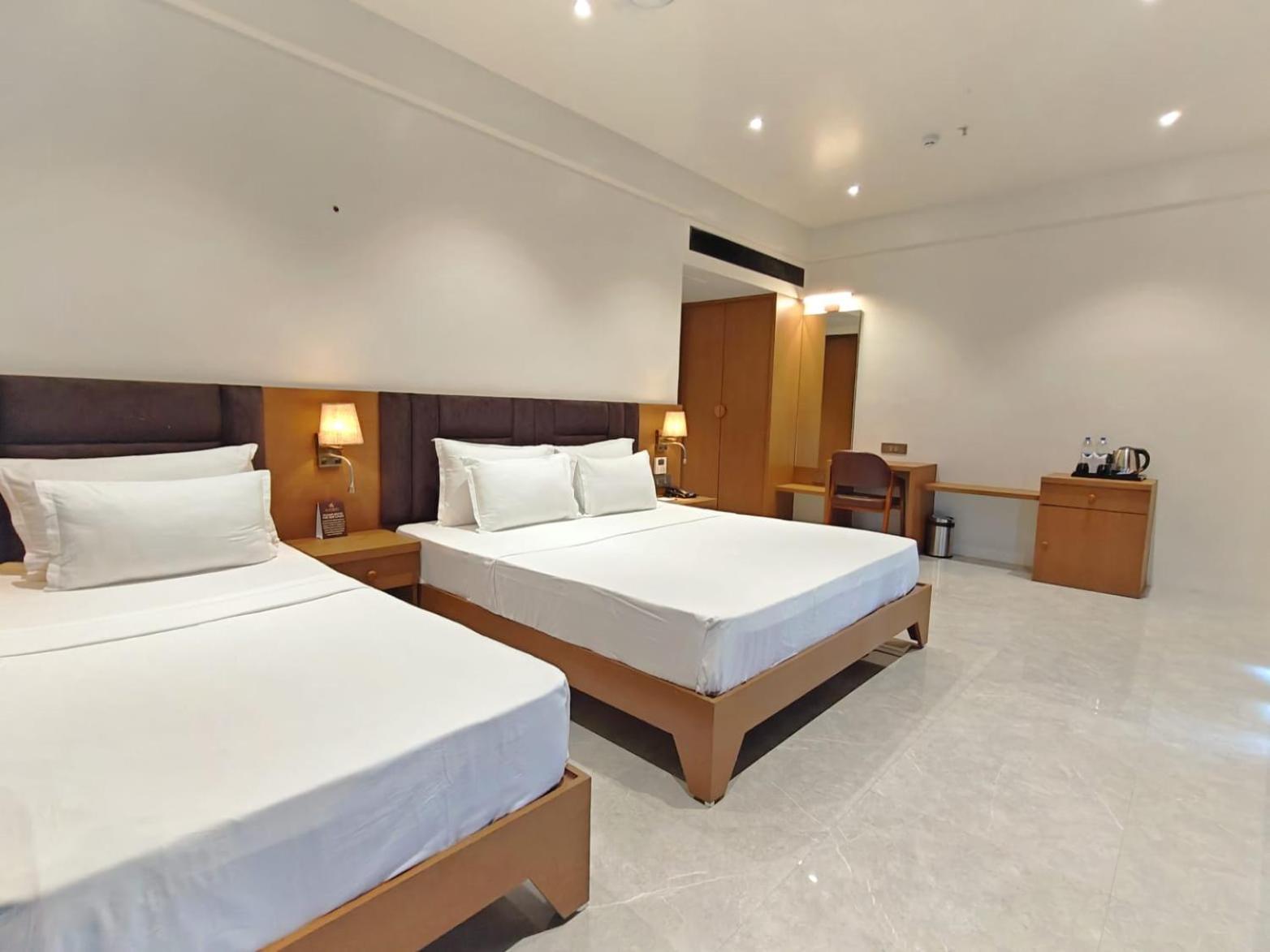 The S Crown Somnath Hotel Ngoại thất bức ảnh