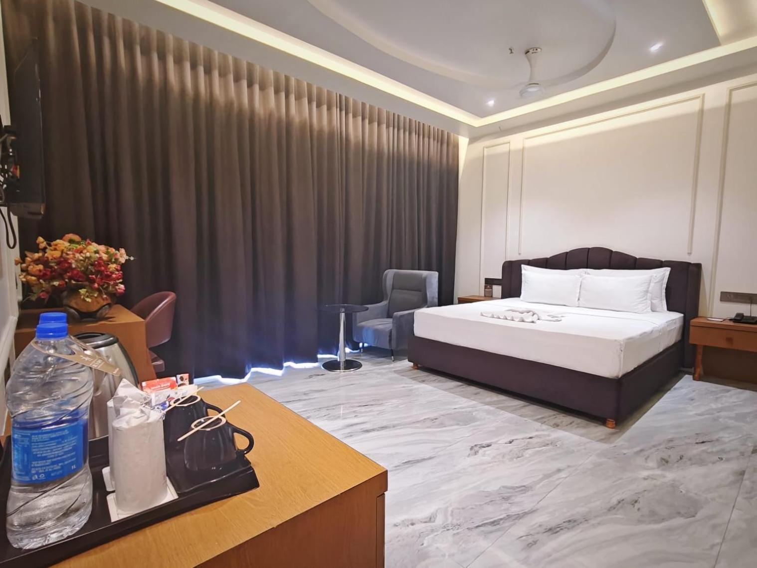The S Crown Somnath Hotel Ngoại thất bức ảnh