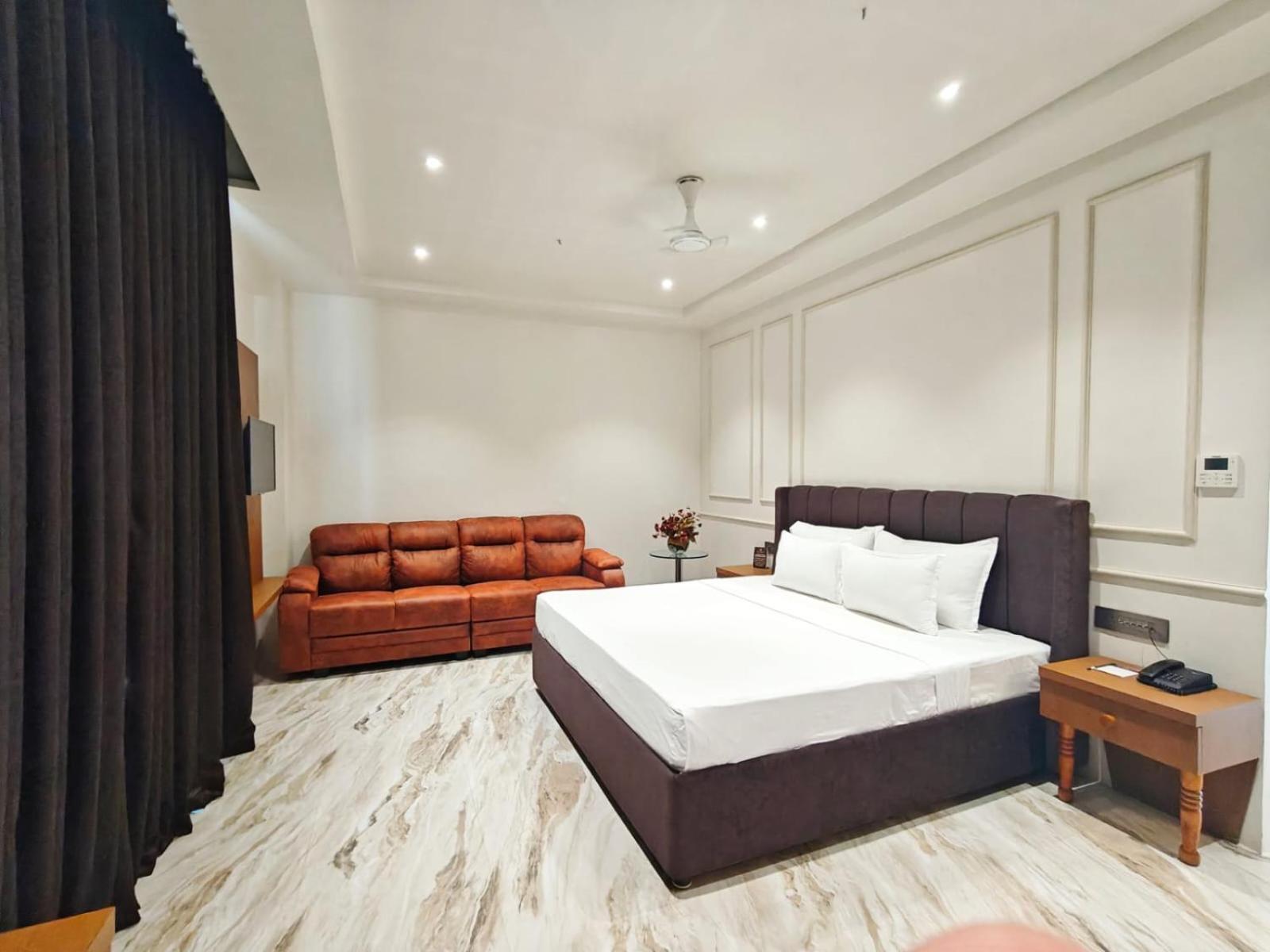 The S Crown Somnath Hotel Ngoại thất bức ảnh