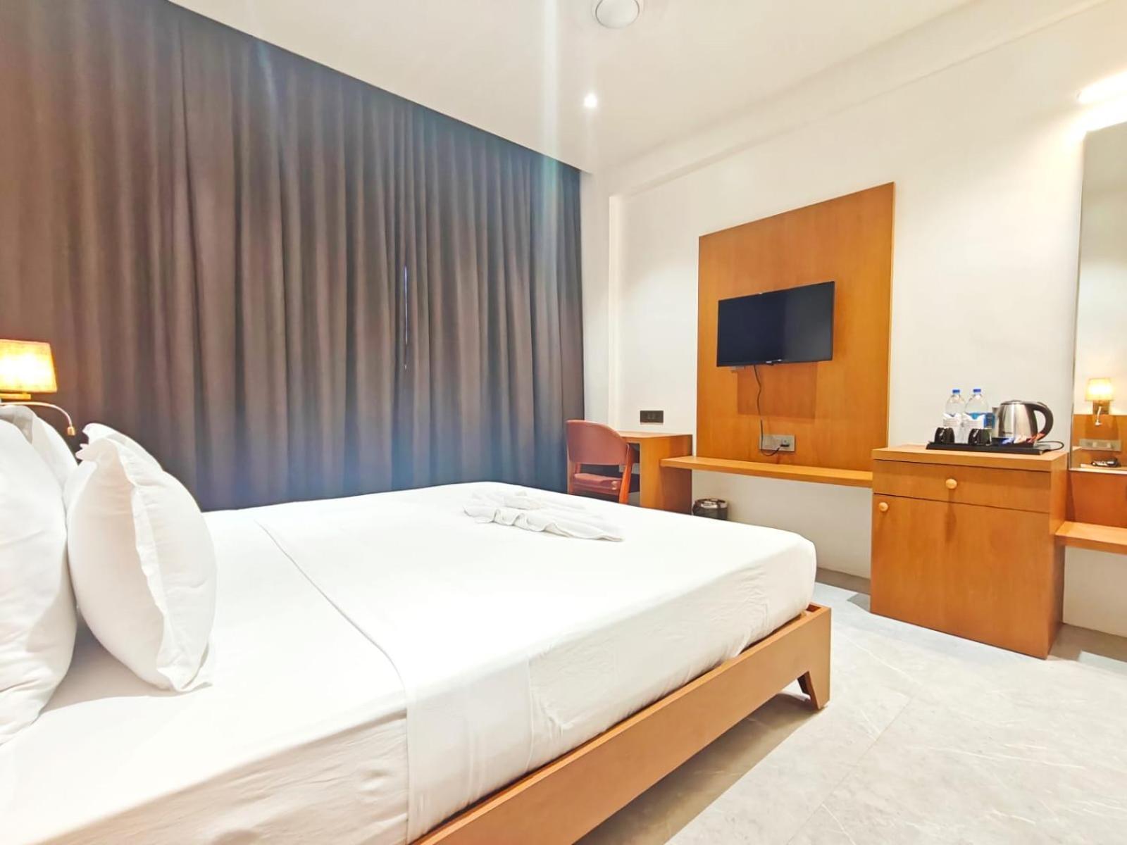 The S Crown Somnath Hotel Ngoại thất bức ảnh