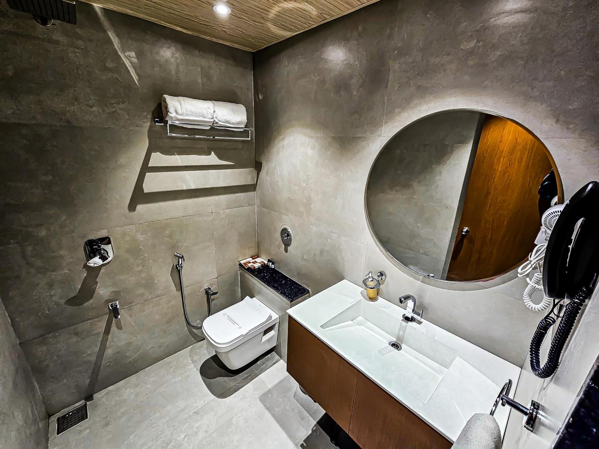 The S Crown Somnath Hotel Ngoại thất bức ảnh