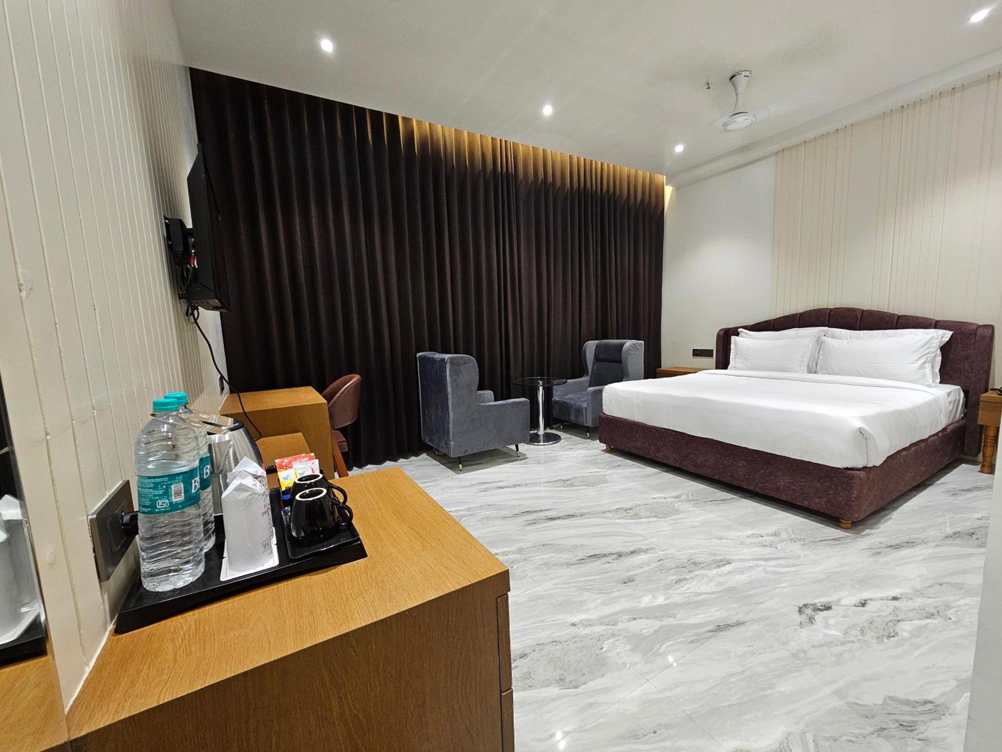 The S Crown Somnath Hotel Ngoại thất bức ảnh