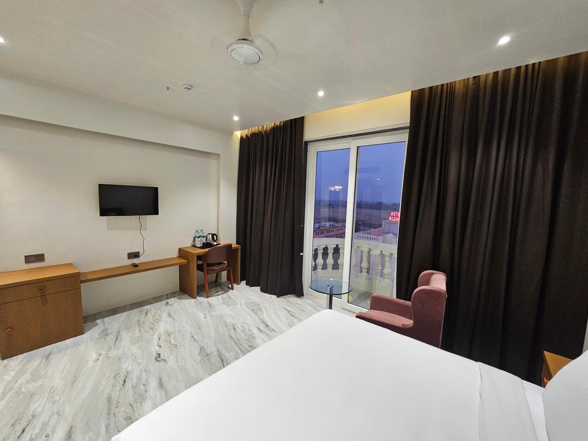 The S Crown Somnath Hotel Ngoại thất bức ảnh