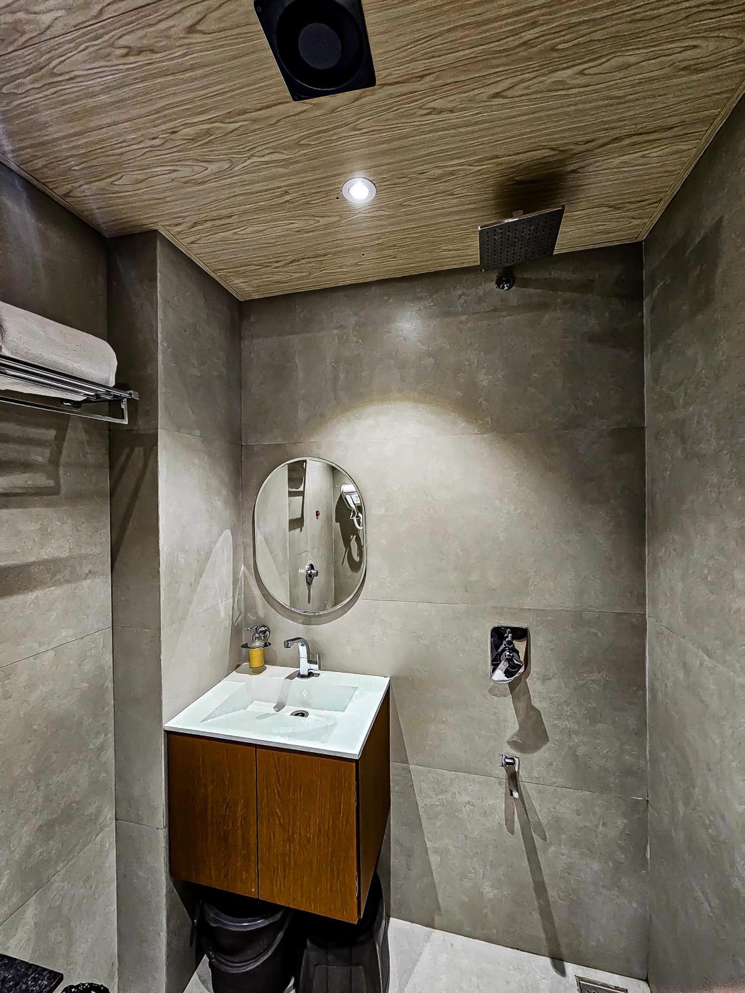 The S Crown Somnath Hotel Ngoại thất bức ảnh