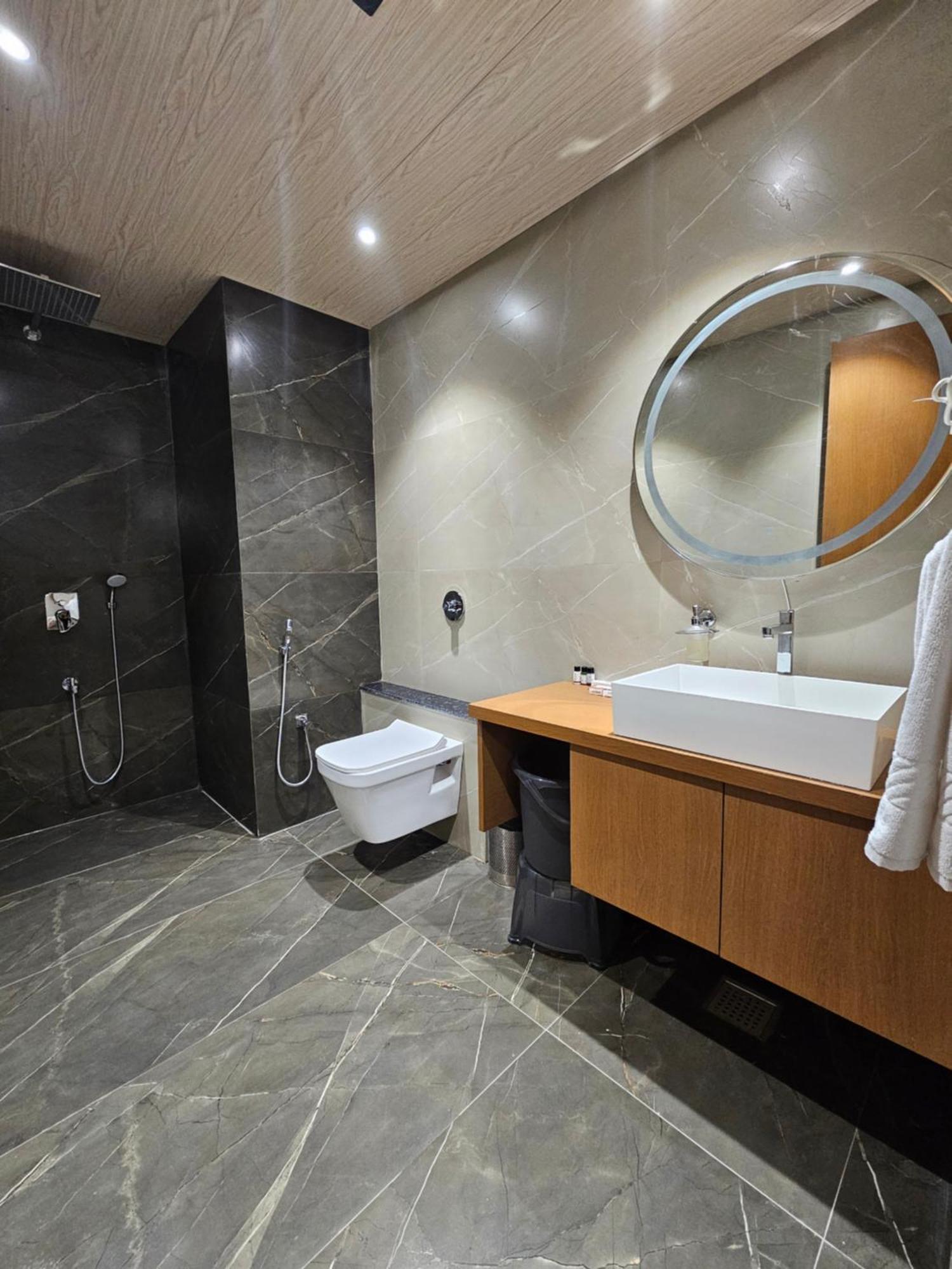 The S Crown Somnath Hotel Ngoại thất bức ảnh
