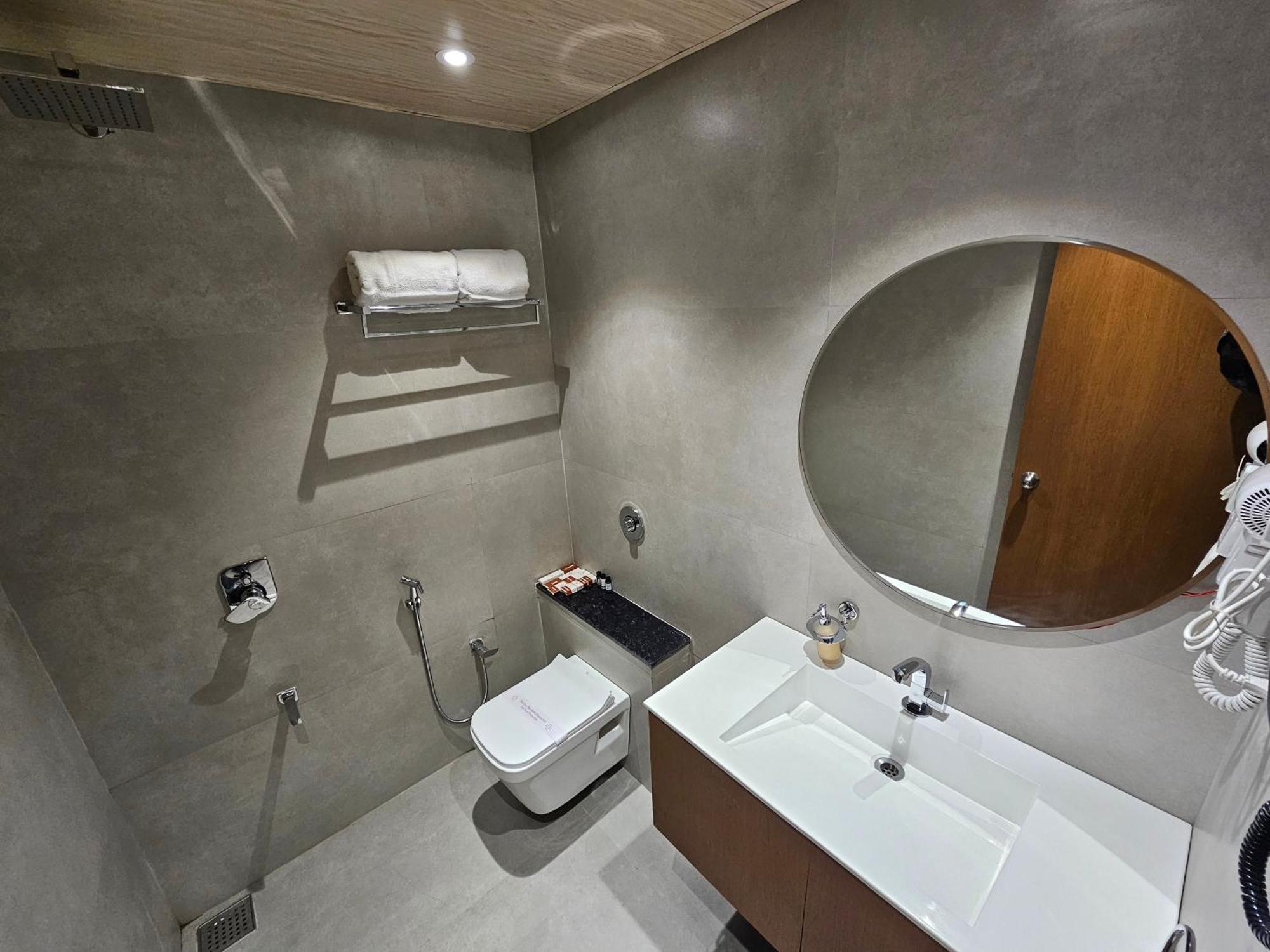 The S Crown Somnath Hotel Ngoại thất bức ảnh